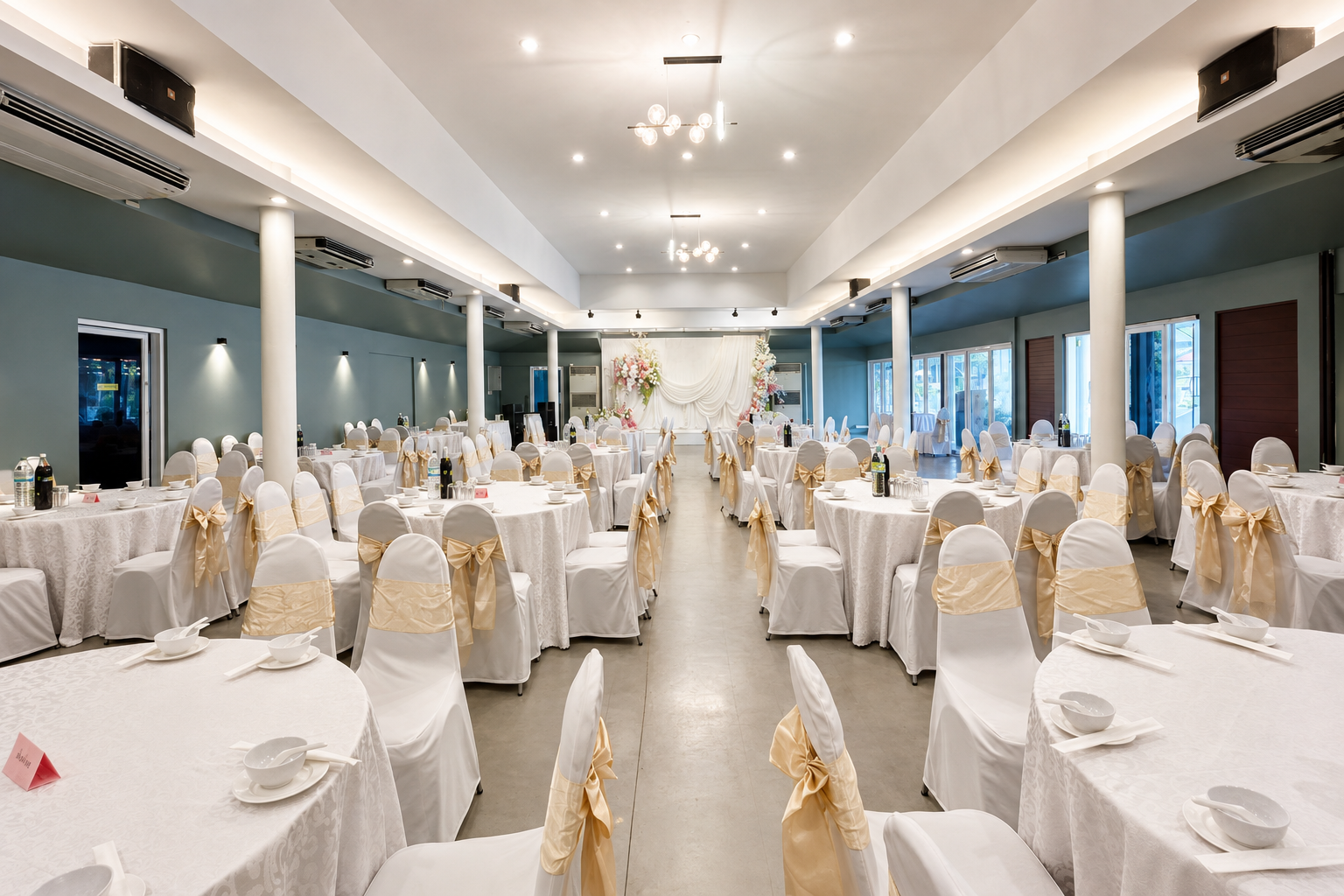 ห้องจัดงานแต่ง PACH HOUSE จัดโต๊ะจีนพร้อมเวทีดอกไม้