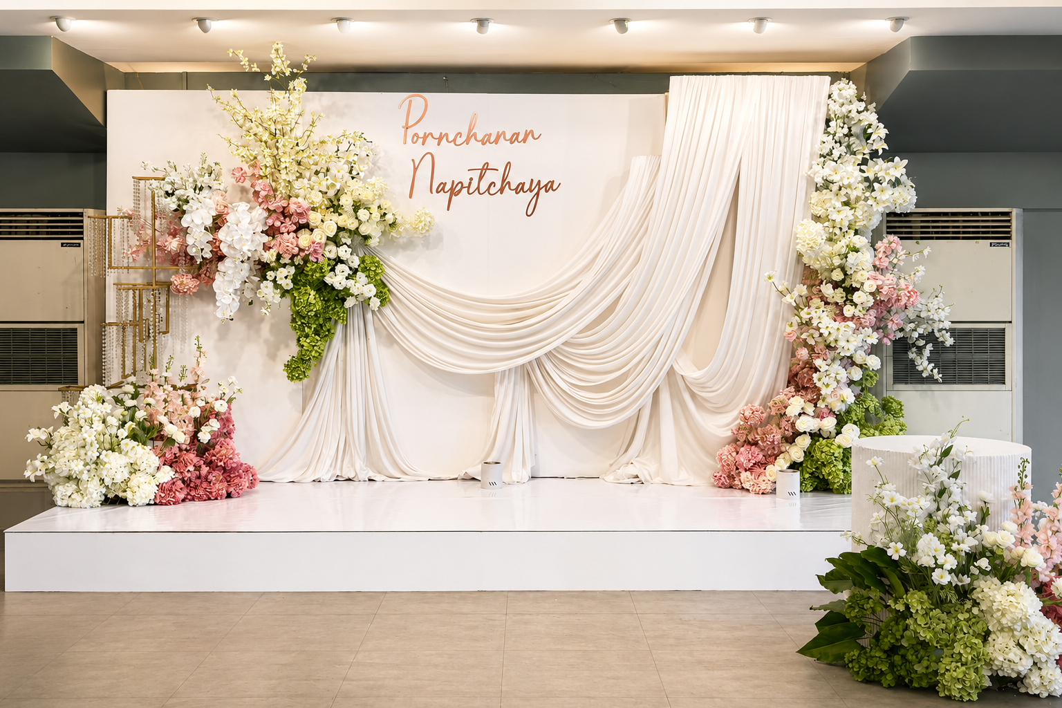 เวทีงานแต่งตกแต่งดอกไม้สีขาวชมพูที่ PACH HOUSE